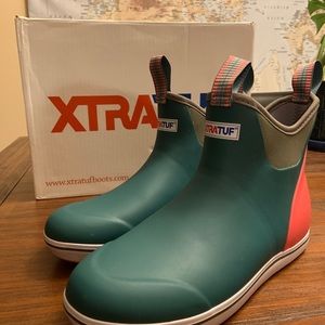 Women’s XTRATUF 6in bouy ankle deck boot size 10